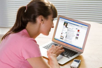 Khóc cười chuyện phụ huynh quản con trên Facebook